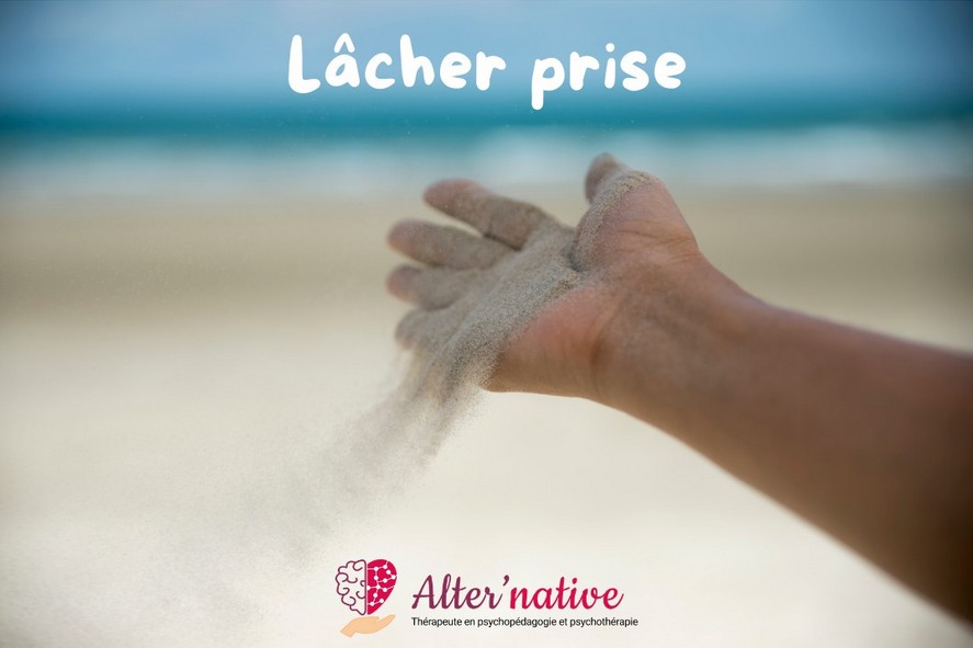 Une main ouverte laissant tomber du sable : illustration du lâcher prise